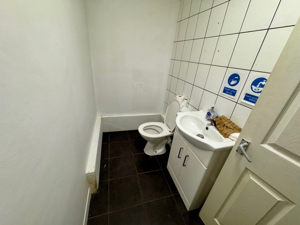 Lot: 39 - FREEHOLD COMMERCIAL PREMISES WITH PARKING ON EDGE OF CITY - Single storey - WC